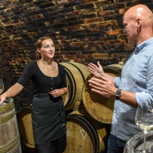 Kamil Gruncl ve vinném sklepě s Libuškou Vrbovou z rodinného vinařství u Vrbů. Zdroj: Simply Wines