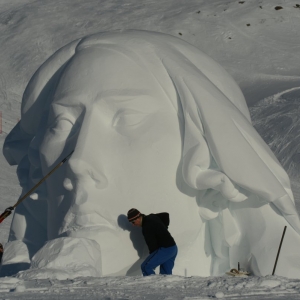 Vytváření soch ze sněhu.