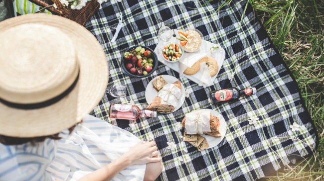 Tipy, jak relaxovat ve městě. Zkuste piknik nebo koupání v řece