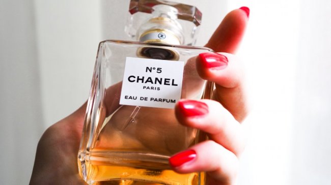 Podmanivá vůně, která láká smyslností... Chanel No. 5 slaví sto let!