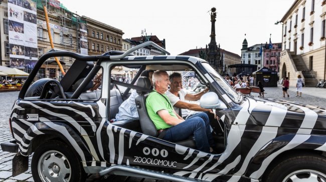 Nosili mi vinné střiky tak dlouho, dokud jsem ty Sliby nenapsal, usmívá se Janek Ledecký před vánočním koncertem v Olomouci