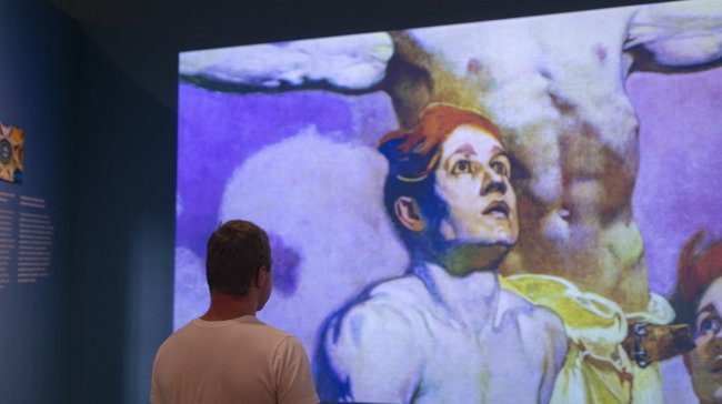 iMucha – výstava i opulentní vizuální show plná světel, hudby, tance a akrobacie