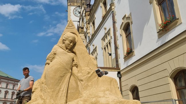 U radnice roste socha svaté Pavlíny. Víte, kdo byla patronka Olomouce?