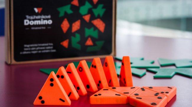 Unikátní trojúhelníkové domino zaujme nevidomé osoby, děti i dospělé příznivce logických her
