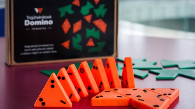Unikátní trojúhelníkové domino zaujme nevidomé osoby, děti i dospělé příznivce logických her