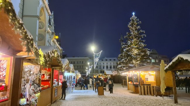 Vánoční trhy odstartují za týden. Na Horní náměstí míří čtrnáctimetrový smrk