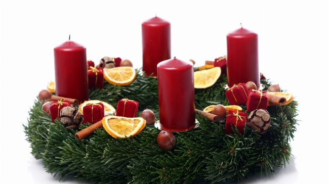Je tu první adventní neděle. Znáte symboliku svíček na věnci?