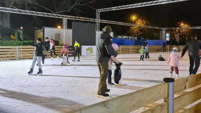 Až do půlky ledna si můžete zdarma zabruslit na ledové ploše na tržnici