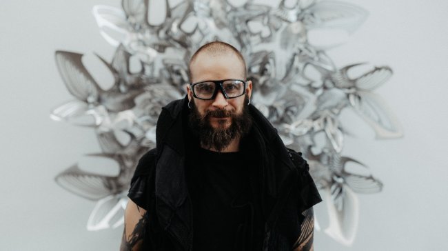 Jan Dostál: sochař, který ohýbá prostor