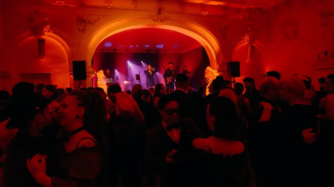 Pekelná noc v Olomouci. Holičský ples letos ovládlo Inferno