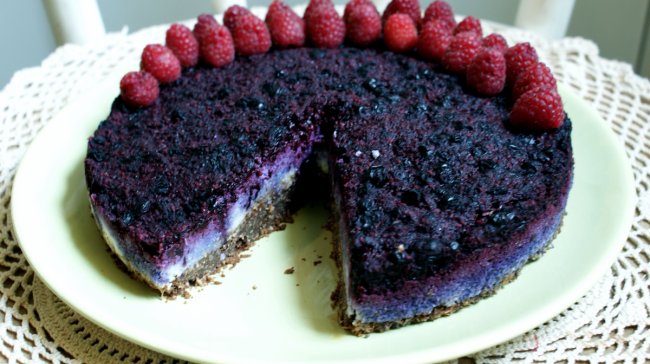 RECEPT: Čokoládový dort s kokosovým krémem a malinovo-borůvkovým želé