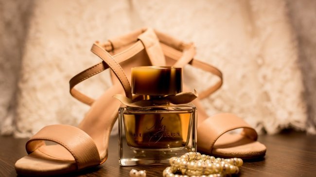 Parfémy milujeme všechny. Umíme je i správně nosit?