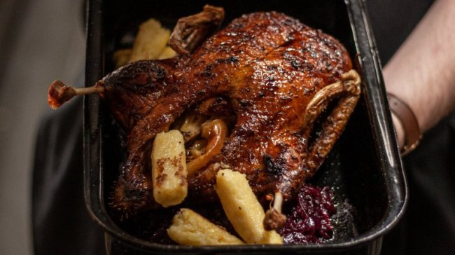 RESTAURACE A KAVÁRNY: Jsou stále tady. A otevřené!